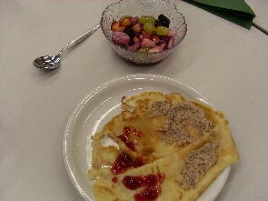 Pfannkuchen mit Obstsalat